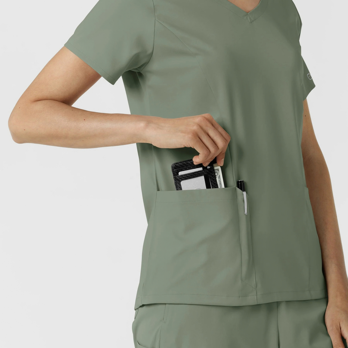 Filipina Quirúrgica Antifluidos para Mujer Wink Boundless con Cuello en V y 2 Bolsillos - Sage